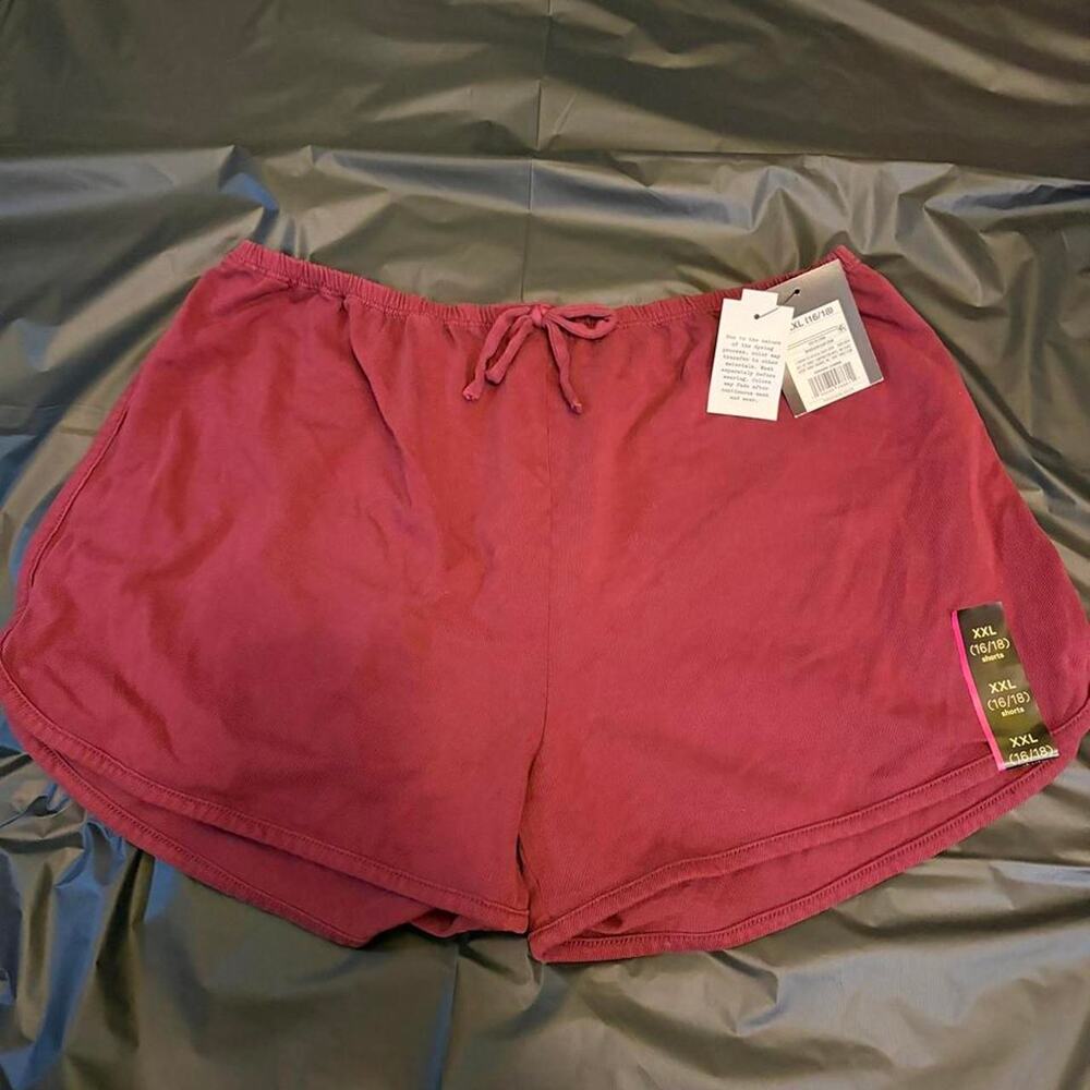 Burgundy shorts with drawstring waistband